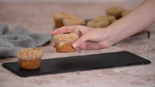 Hausgemachte Herbst-Kürbismuffins mit braunem Zuckerstreusel