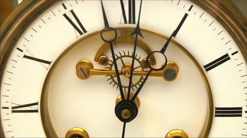 Ticken einer alten Uhr, die den Mechanismus zeigt