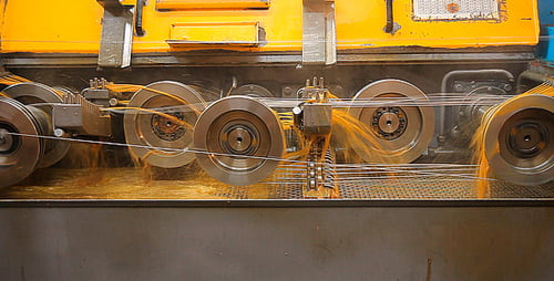 Máquina industrial funciona em uma fábrica