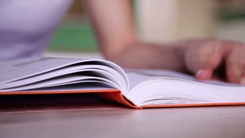 Mann liest ein Buch