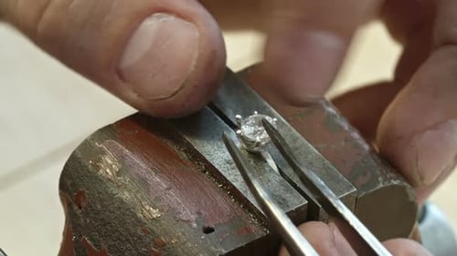 Einen Stein in einen Ring setzen