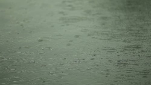 Wasseroberfläche mit Regentropfen