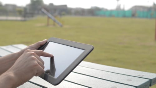 Menschenhand mit digitalem Tablet