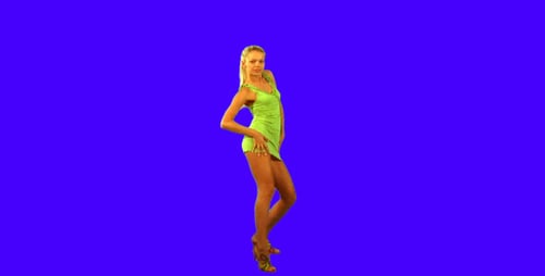 Blondes Mädchen tanzt