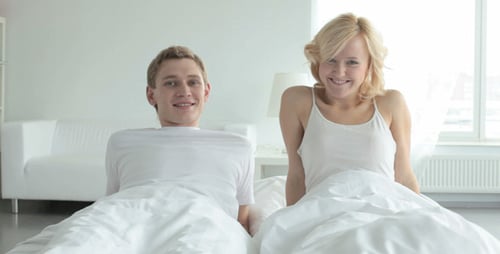 Lachendes Paar im Bett