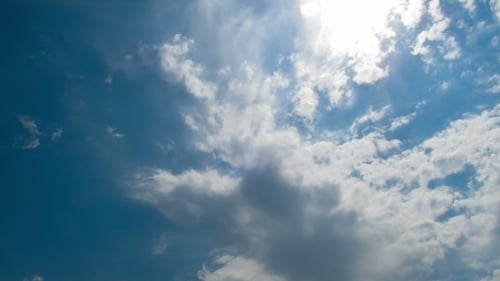Nuages se déplaçant dans le ciel bleu.