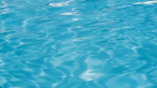 Blaues zerrissenes Wasser im Schwimmbad