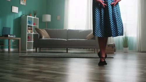 Mujer practica el baile en casa