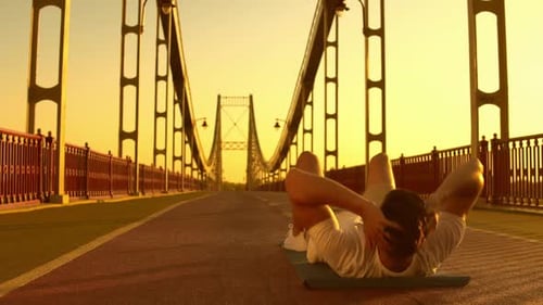 Aktiver Kerl macht Crunches Video Prores