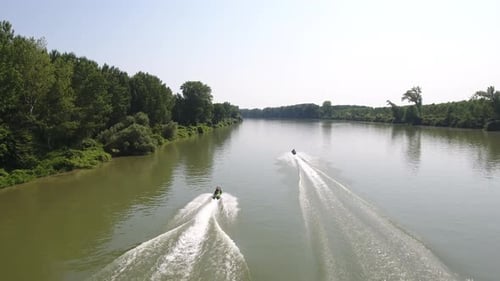 Sommerspaß an einem Fluss