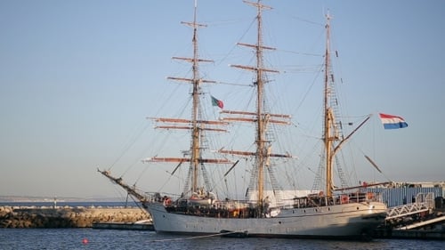 Velero en la bahía en el puerto deportivo de Cascais