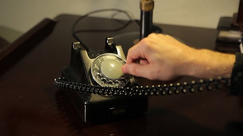 Llamada telefónica con teléfono antiguo