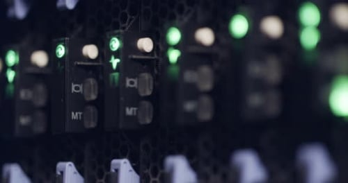 Gran sala de servidores de computadoras en un centro de datos