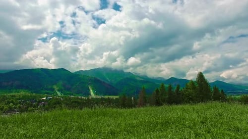 Mont Giewont et saut à ski par temps nuageux, Zakopane, Pologne
