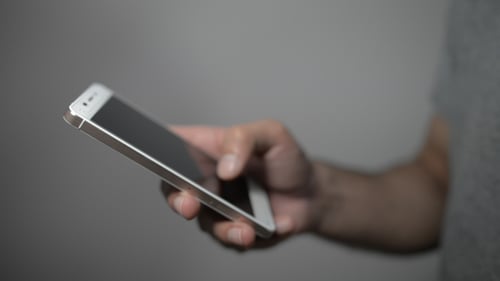 Smartphone mit einer Hand verwenden