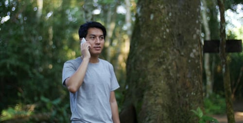 Parler au téléphone dans la forêt