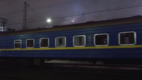 Der Personenzug kommt am Abend am Bahnhof an
