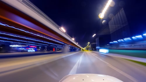 Conducir en la ciudad nocturna