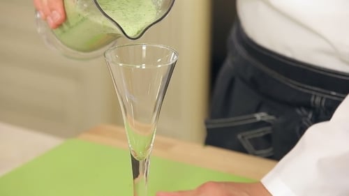 Chefkoch schenkt grüne Gemüsesmoothies