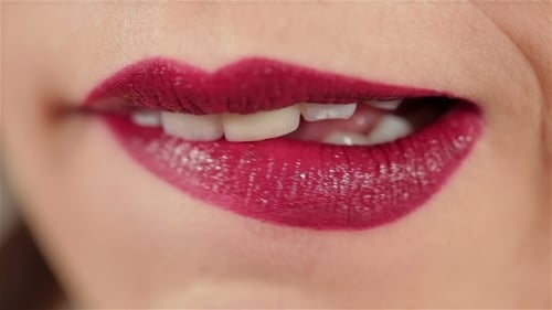 Sexy Frauenlippen mit rotem Make-up und Glanz