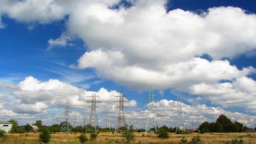 Stromleitung und Wolken