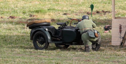 La guerre. Le motocycliste défend