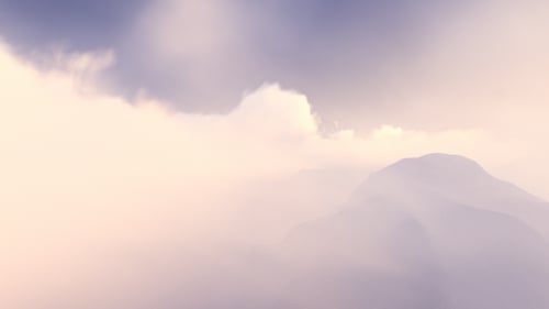 Fliege über Berge durch Wolken