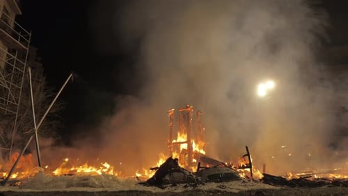 Un feu parmi les palmiers