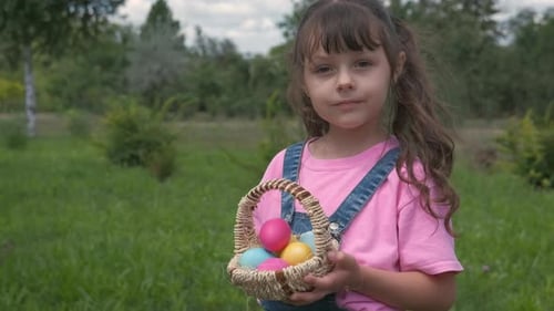 Basket with eggs.