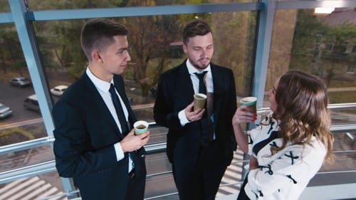 Kollegen in der Kaffeepause