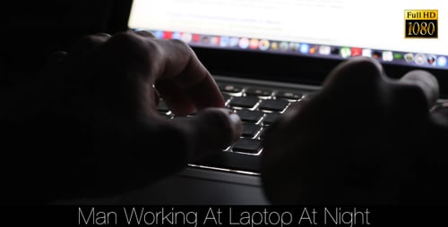 Mann arbeitet nachts am Laptop