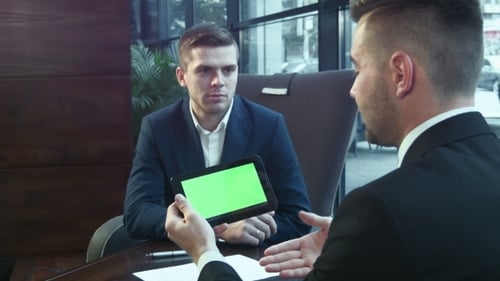 Dialog von Geschäftsleuten mit dem Touchpad