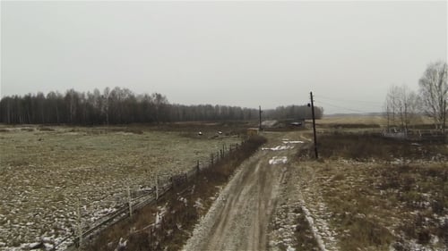 Luftaufnahme der schmutzigen Straße auf der Farm auf dem Land