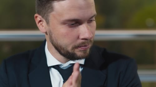 Portrait eines jungen erfolgreichen Geschäftsmannes