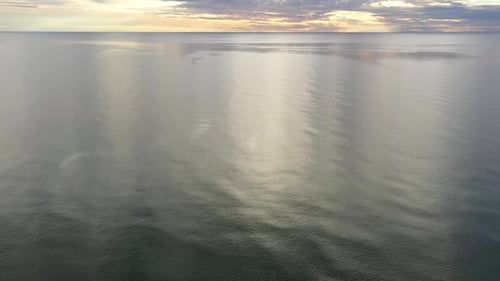 LUFTAUFNAHME: Enthüllungsaufnahme des majestätischen bewölkten Himmels über der Ostsee an einem Abend