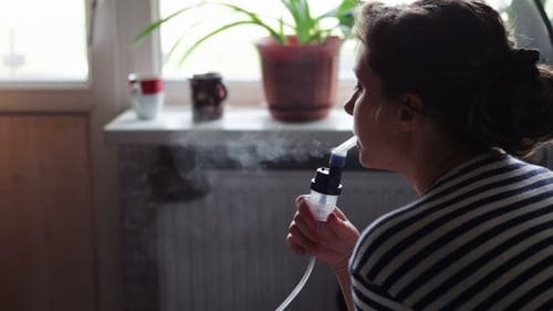 Femme porte un masque pour inhalation, et conduit