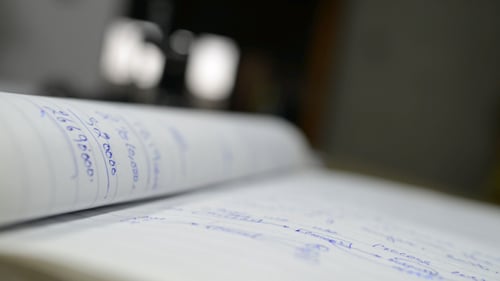 Geschäftsmann geht durch die Geschichte der Unternehmensfinanzierung