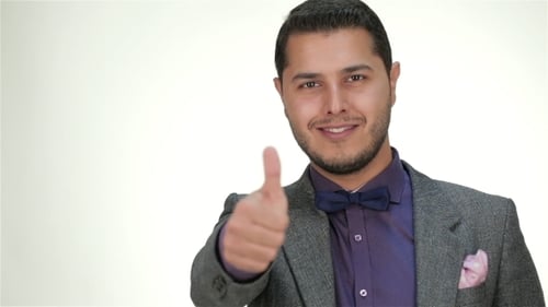 Bekleidetes formelles männliches Lächeln und Daumen
