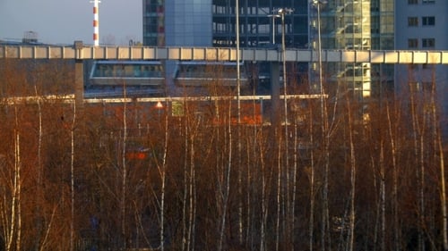 SkyTrain fährt in der Stadt vorbei