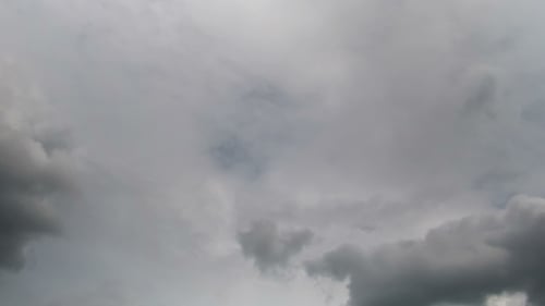 Gewitterwolken bewegen sich im blauen Himmel