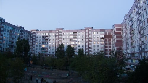Mehrstöckiges Gebäude mit Umbau