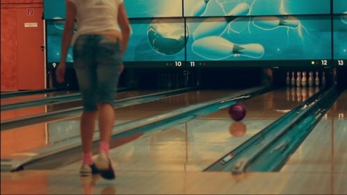 Mädchen spielt Bowling