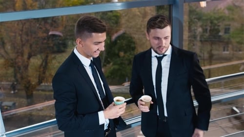 Geschäftsleute trinken in der Pause einen Kaffee und