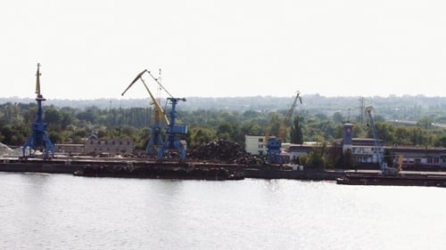 El trabajo de una gran grúa en el puerto fluvial