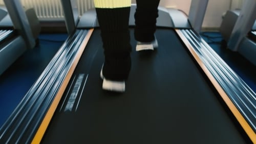 Jambes qui courent sur un tapis roulant