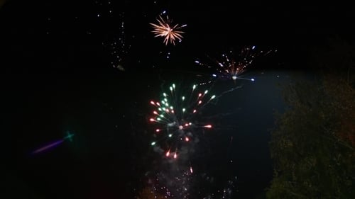 Festliches Feuerwerk am Nachthimmel