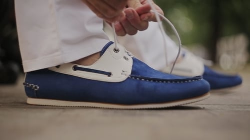 Hombre atando cordones