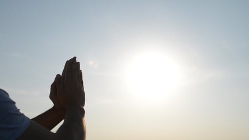 Namastey al atardecer, gesto de manos