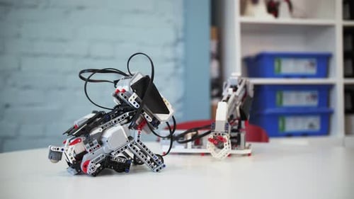 Zusammenbau eines Robotikmodells aus Plastikspielzeugblöcken
