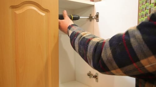 Arbeiter bauen Möbel zusammen